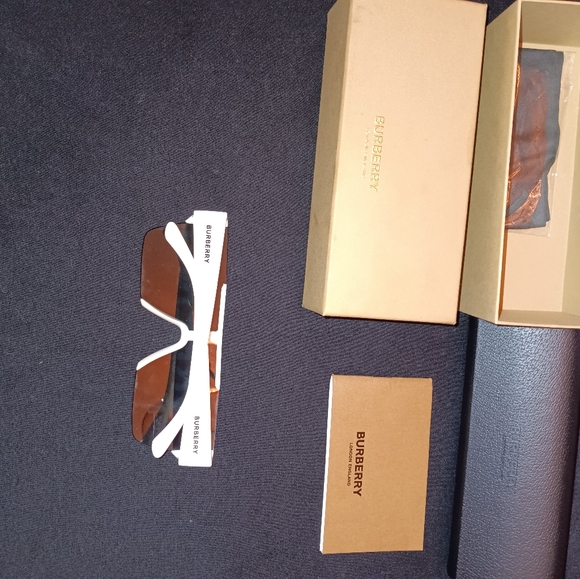 UNISEX BURBERRY SUNGLASSES - Picture 6 of 8